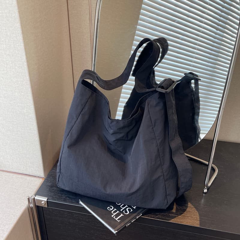 A4トートバッグ 軽やか素材 大容量お出かけトートバッグ